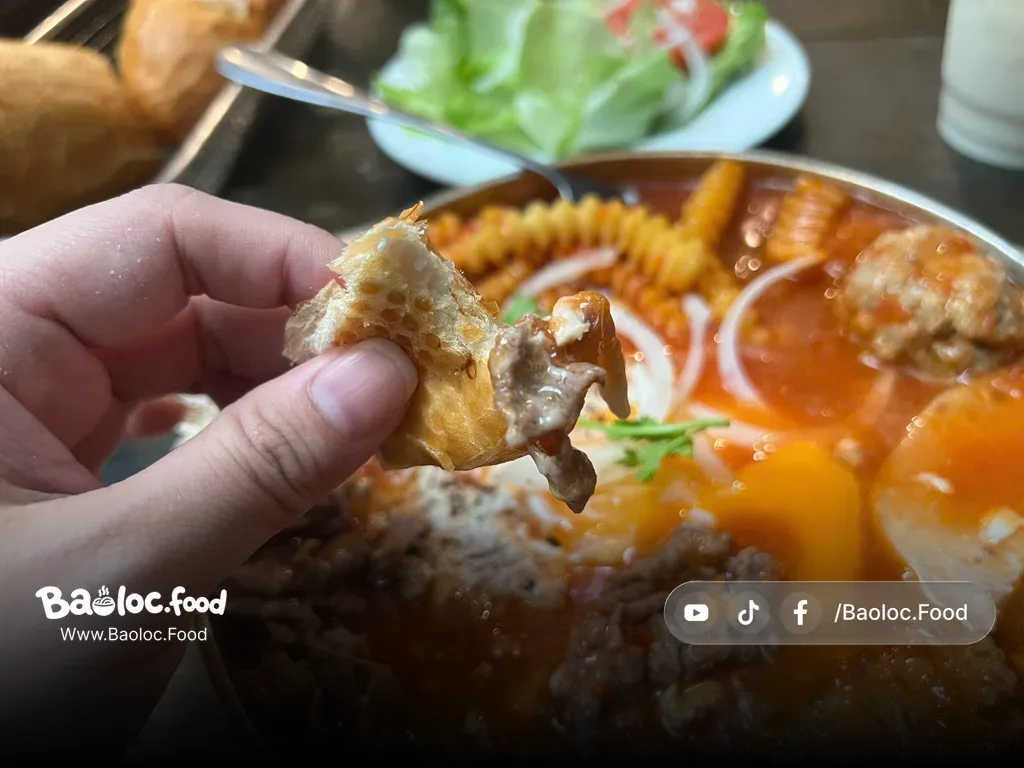 Bánh mì chấm sốt cà chua và bò tái trong phần bánh mì chảo tại Bờ-rét-phớt Bảo Lộc