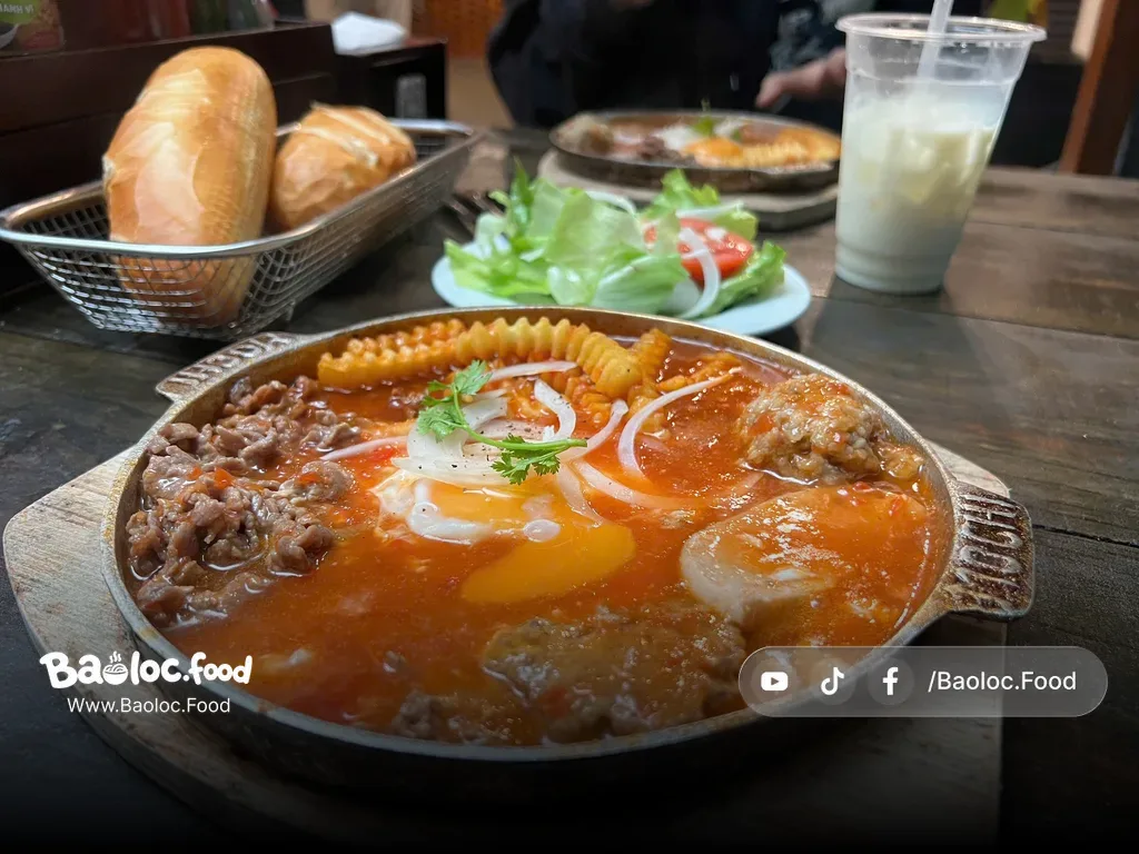 Bánh mì chảo 60k tại Bờ-rét-phớt Bảo Lộc với bò tái, pate, sốt cà chua và bánh mì nóng