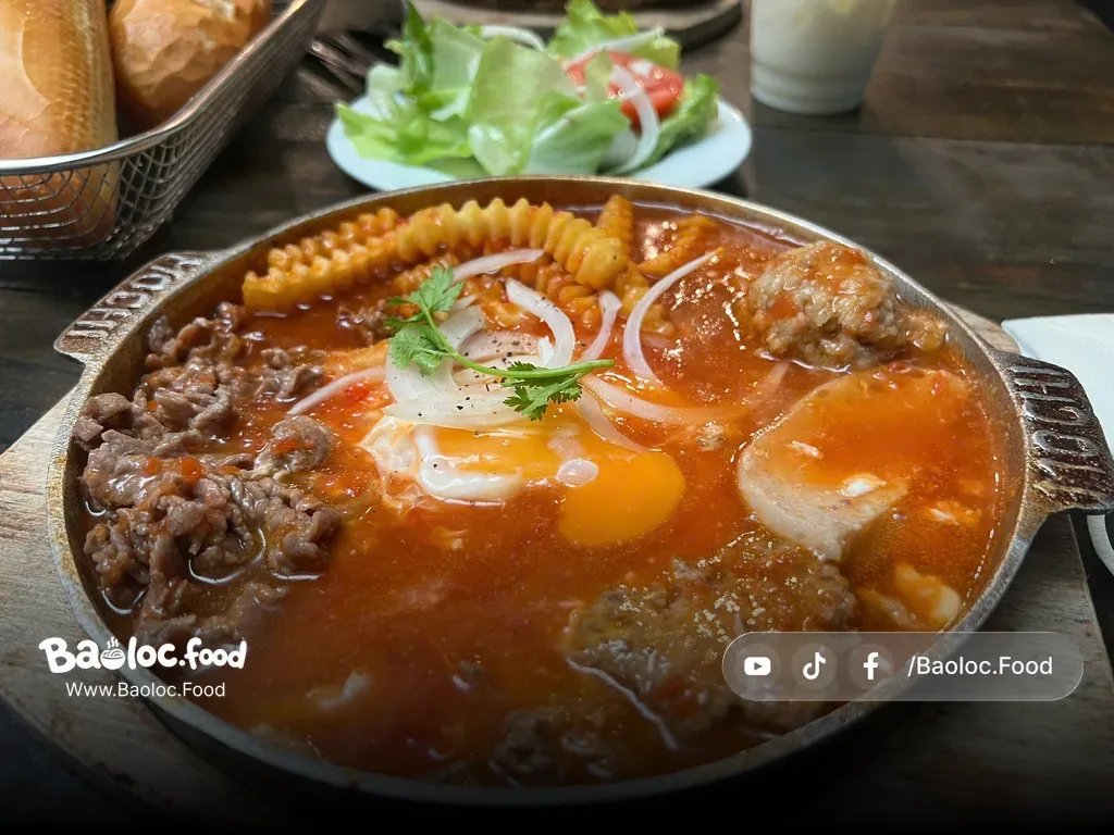 Cận cảnh bánh mì chảo tại Bờ-rét-phớt Bảo Lộc với trứng, bò tái, pate và sốt cà chua