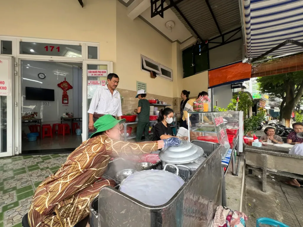 Không gian bình dân thoáng đãng tại Bánh Cuốn Minh Loan Bảo Lộc
