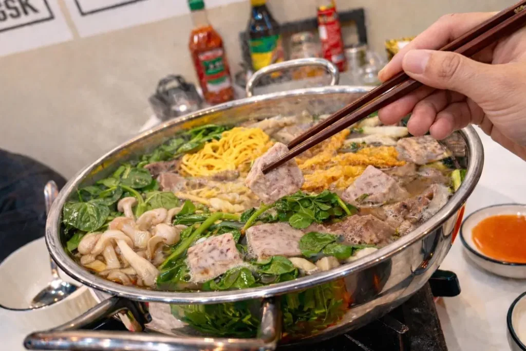 Lẩu bò Bảo Lộc tại Phở Lẩu Lưu Gia phù hợp ăn tối cùng gia đình - Caption: Lẩu bò hợp với nhóm khách đi ăn tối hoặc đi cùng gia đình.