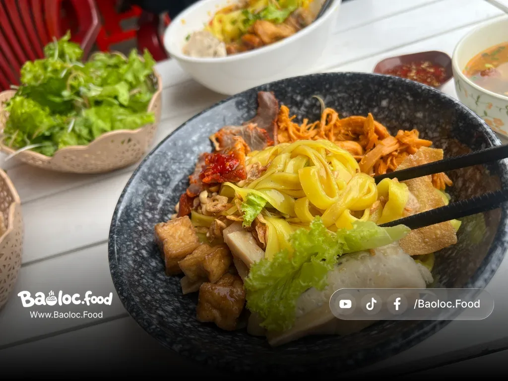 Mì quảng khô tại bếp Trang Bảo Lộc