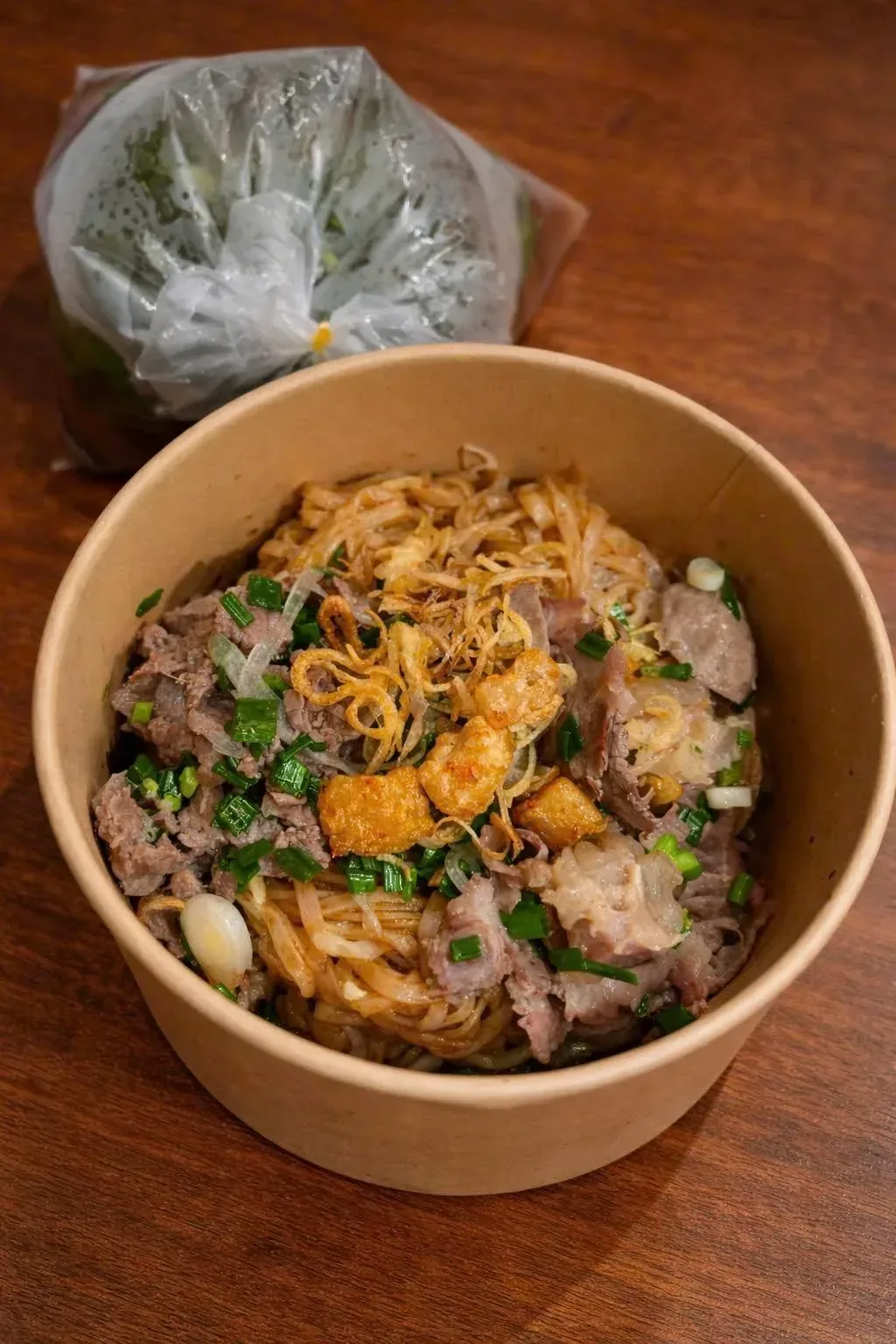 Phở khô Bảo Lộc tại Phở Lẩu Lưu Gia với thịt bò luộc thơm và nước lèo riêng - Caption: Phở khô là món lạ miệng hơn so với phở nước truyền thống.