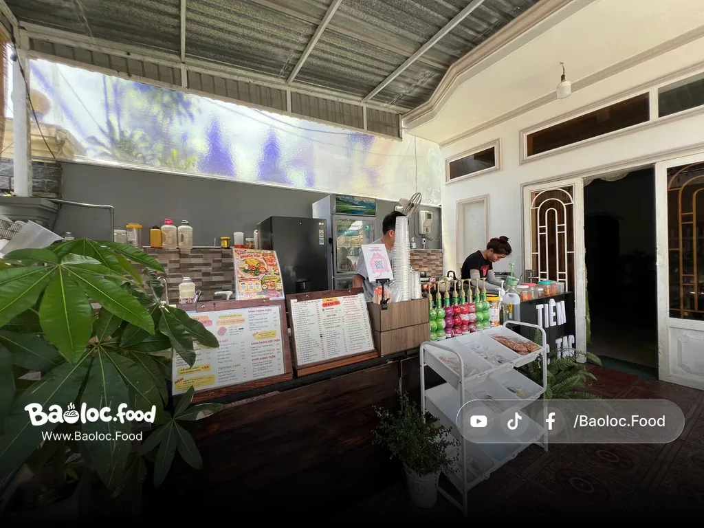 Khu chế biến của tiệm túc tắc đơn giản, menu nhiều món ăn vặt ăn chơi