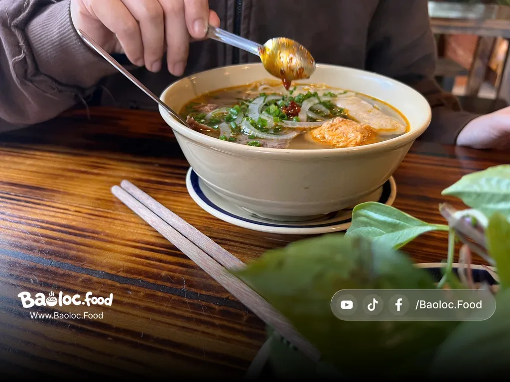 cận ảnh tô bún bò bà kỷ bảo lộc nêm nếm gia vị