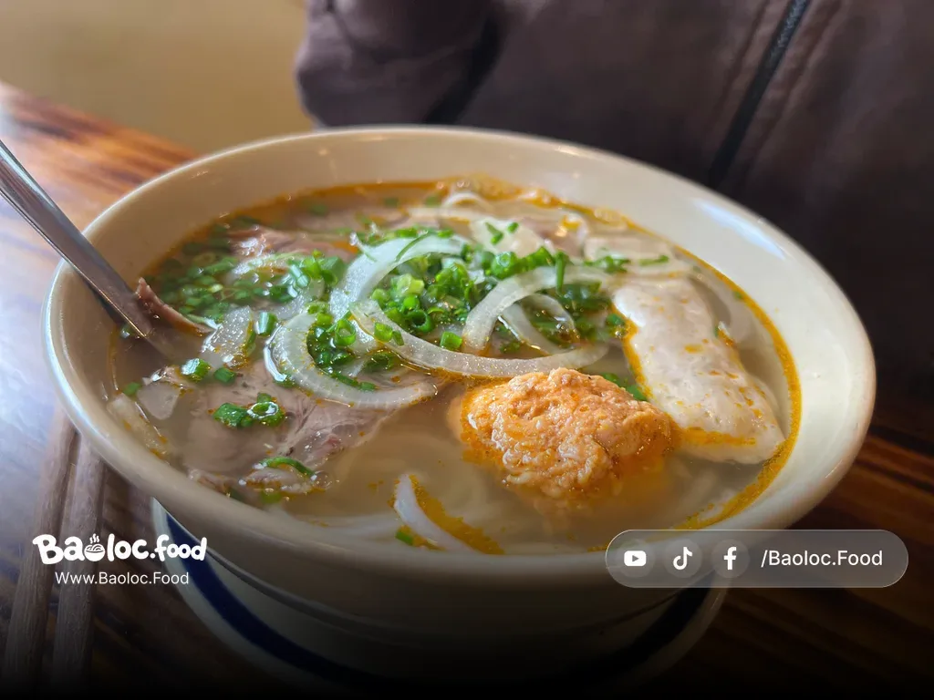 Cận cảnh chả cua bún bò bà kỷ bảo lộc