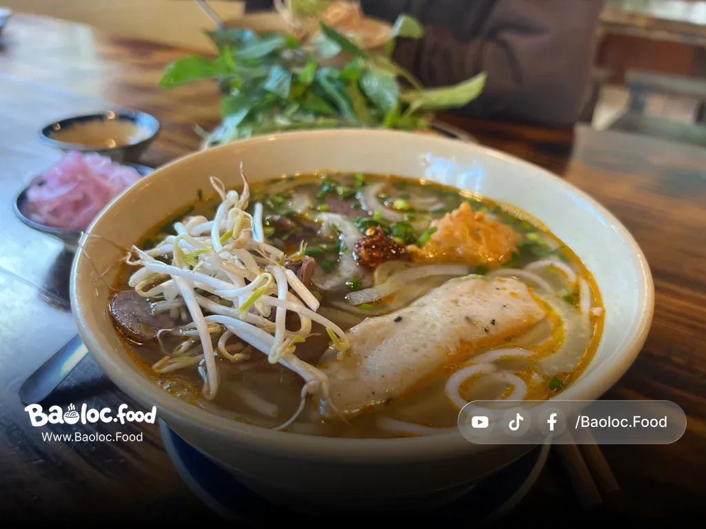 cận ảnh tô bún bò bà kỷ bảo lộc