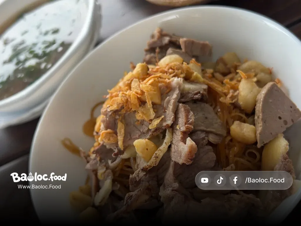 Hủ tiếu trộn đặc biệt tại Phở 145 Bảo Lộc với thịt bò, chả, tóp mỡ và chén soup ăn kèm, giá 80k