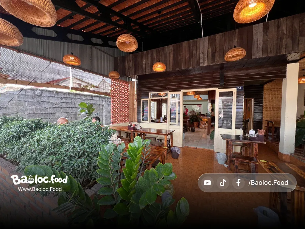 Không gian quán bún bò bà kỷ bảo lộc 2