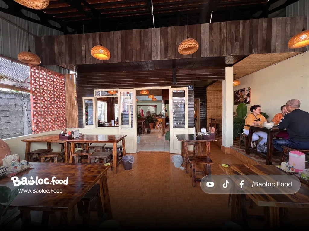 không gian quán bún bò bà kỷ bảo lộc